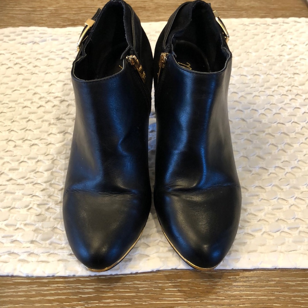 Good condition Marc Fisher ankle booties